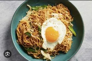 Hình ảnh Mì Trộn Cá Viên + Trứng Ốp La 