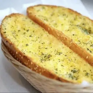 Hình ảnh 2 bánh mì bơ tỏi
