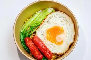 Hình ảnh Mì trộn trứng xúc xích