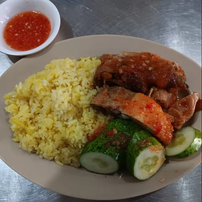 Hình ảnh cơm gà roti sốt cực ngon