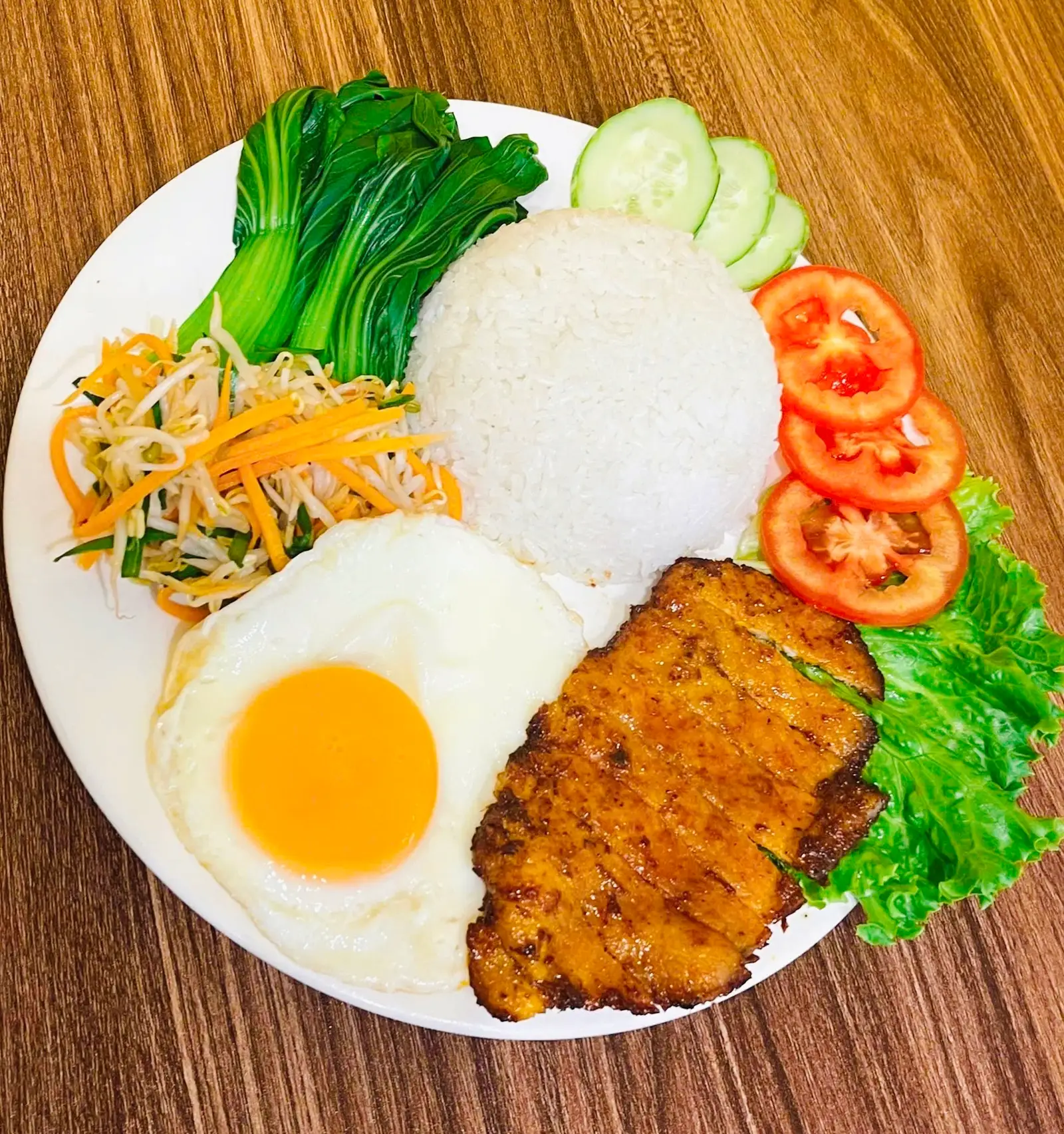 Hình ảnh Cơm sườn cốt lết + trứng ốp 