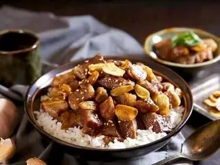 Hình ảnh Cơm Bò Cháy Tỏi Phủ Trứng