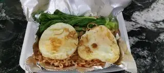 Hình ảnh Mì Trộn Trứng ( gồm 2 trứng ốp la) 