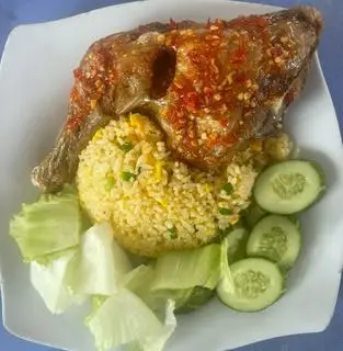 Hình ảnh Cơm chiên gà xối mỡ đùi góc tư