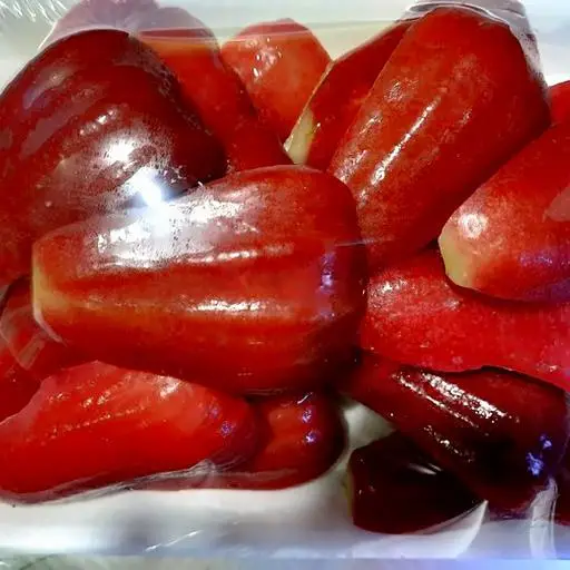 Hình ảnh Khay roi đỏ bổ miếng