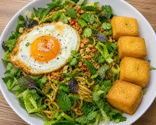 Hình ảnh Mì Trộn Rau Thơm-Trứng Ốp La-Đậu Chiên