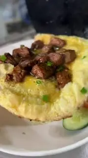 Hình ảnh cơm bò lúc lắc phủ trứng