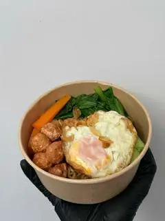 Hình ảnh Mì trộn cá viên + trứng