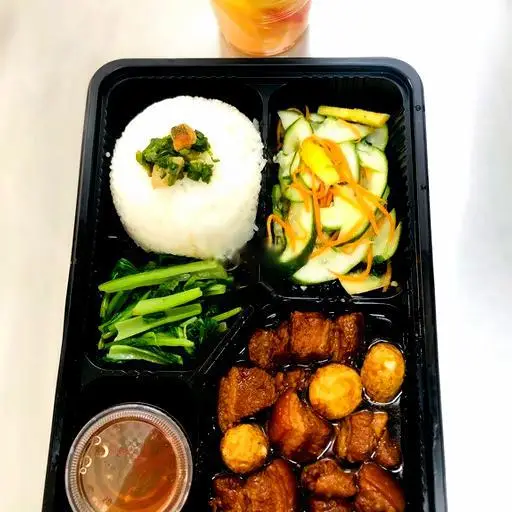 Hình ảnh Cơm Tấm Thịt Kho Trứng Cút - Canh