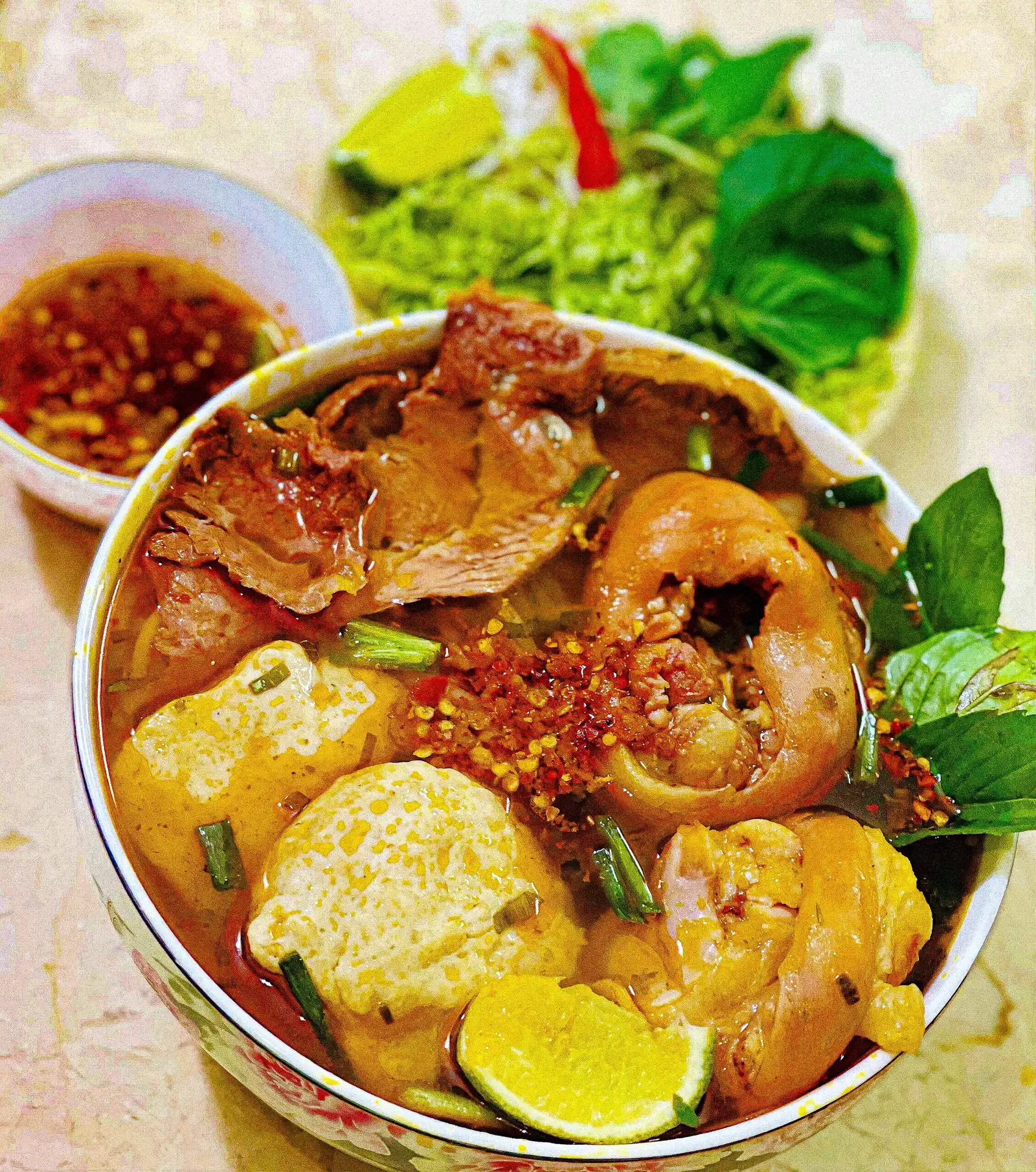 Hình ảnh Bún Bò Đầy Đủ (Không Giò) (Tặng 1 Chả Cua)