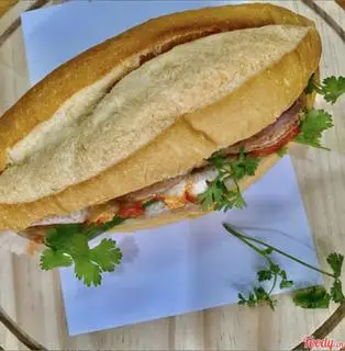 Hình ảnh bánh mì pate trứng thập cẩm