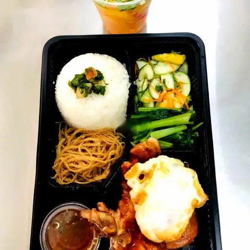 Hình ảnh Cơm Tấm Sườn Nướng Bì Trứng Ốp - Canh