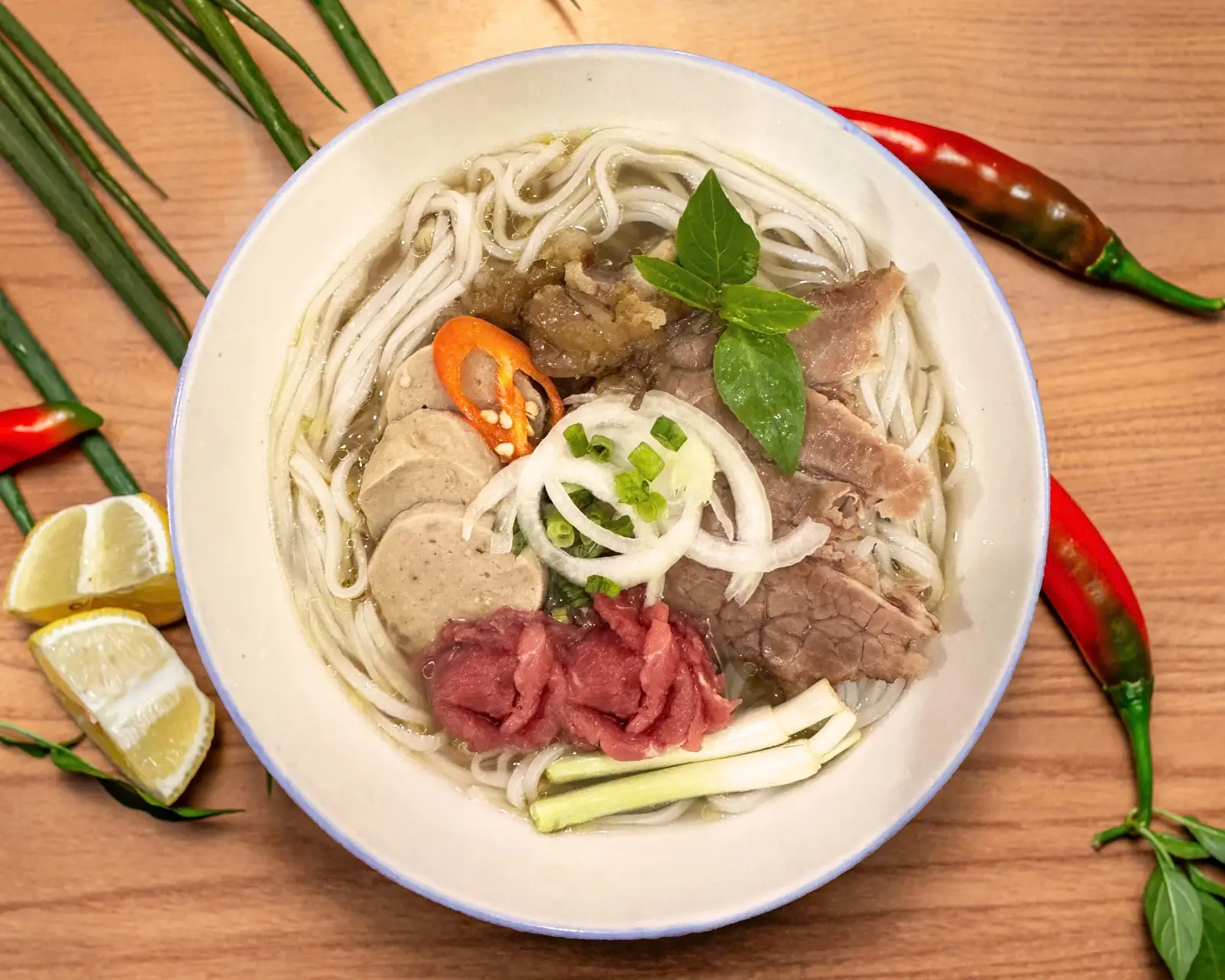Hình ảnh Phở đặc biệt (tái nạm, gân, bò viên)