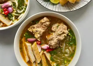 Hình ảnh bánh canh xương ,chả cá ,trứng cút 
