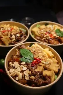 Hình ảnh Bún nước tương đùi gà phi lê - dừa tắc