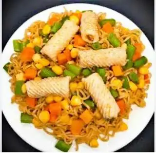 Hình ảnh Mì trộn indomie hỗn hợp rau củ mực xoắn há cảo