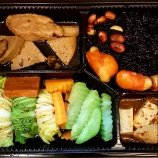 Hình ảnh Cơm chay gạo lứt đen đùi gà giò nấm kho tiêu 