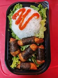 Hình ảnh cơm gà cuộn rong biển 