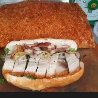 Hình ảnh Bánh mì heo quay da giòn 