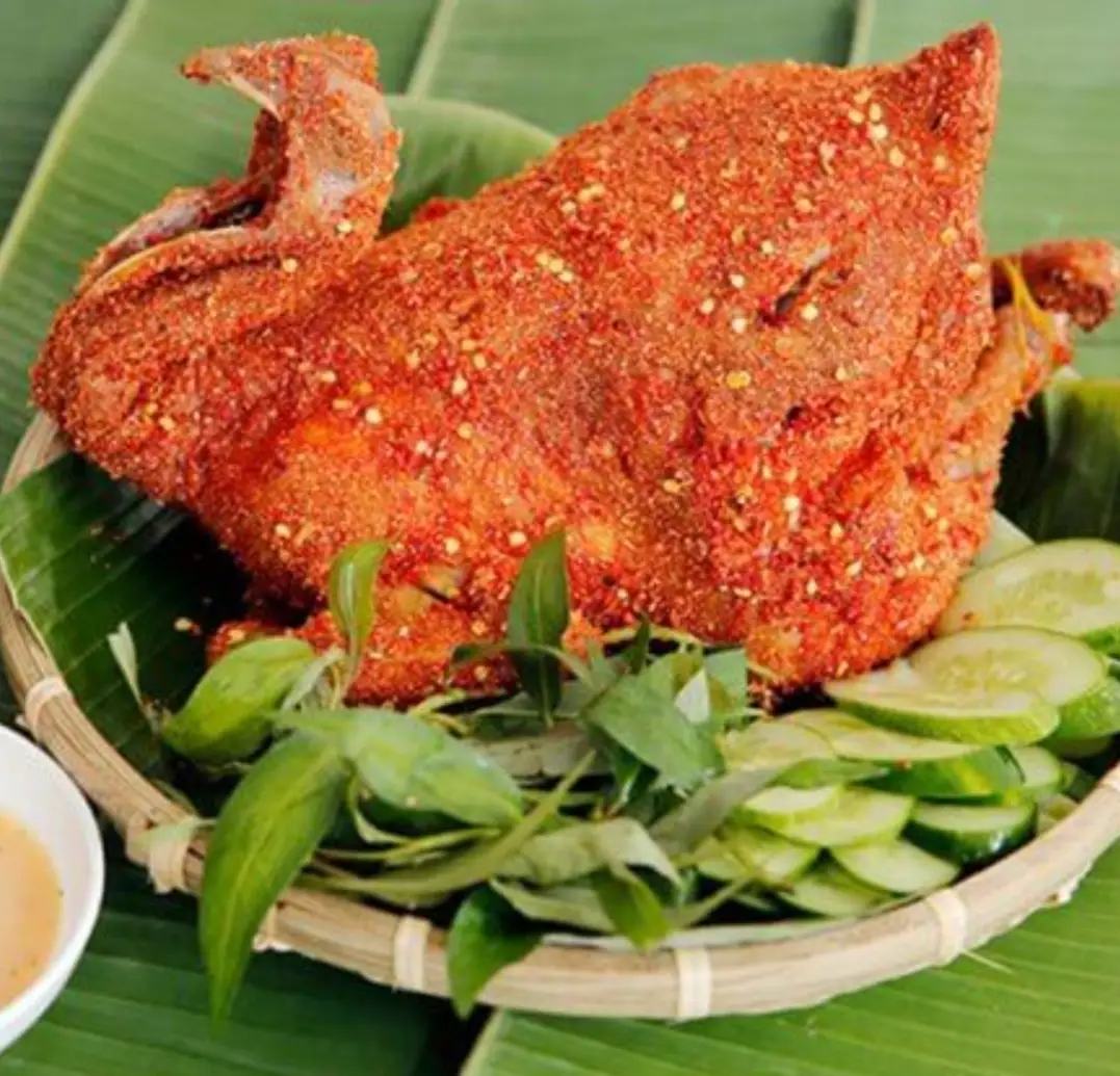 Hình ảnh Gà nướng muối ớt - 1 con có bánh mỳ đi kèm