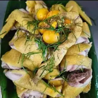 Hình ảnh Gà hấp lá chanh 1/2 con có trứng non chặt sẵn