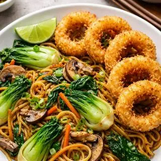 Hình ảnh Mì trộn Mực vòng chiên