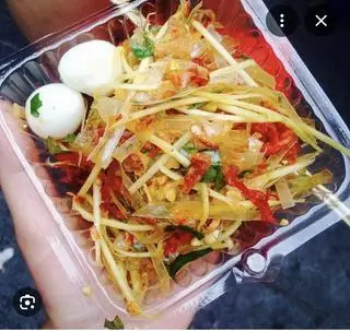 Hình ảnh Bánh tráng trộn + 2 lạp xưởng 