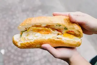 Hình ảnh Bánh mì ốp la - 2 trứng