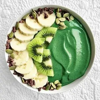 Hình ảnh Smoothies hoa quả tảo xoắn