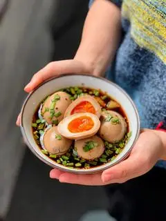 Hình ảnh Trứng gà ta lòng đào ngâm tương hũ 10 trứng 