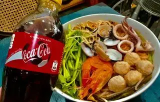 Hình ảnh Combo 2 Bún Thái Hải Sản Thập Cẩm + 2 cocal-cola