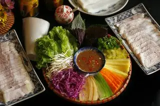 Hình ảnh Bánh tránh cuốn heo quay