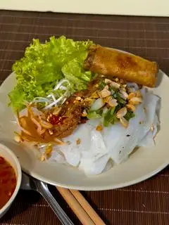 Hình ảnh Bánh ướt thịt nướng chả giò