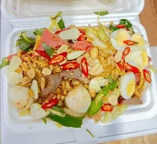 Hình ảnh Combo chân gà sốt Thái và tré trộn thập cẩm(tặng 1 chai CoCa)1 bánh phồng 