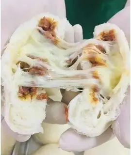 Hình ảnh Bánh bao nhân xúc xích bắp phô mai