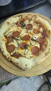 Hình ảnh Pizza pepperoni xúc xích Ý