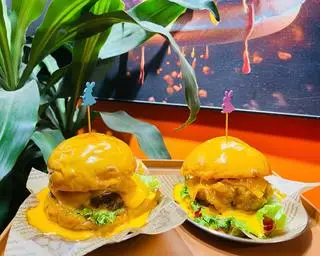 Hình ảnh Burger Gà Phủ Phomai
