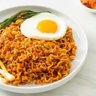 Hình ảnh Mì Cay Trộn Phô Mai Ốp La