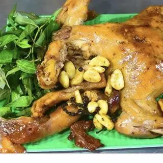Hình ảnh Gà tre hấp rụ nguyên con
