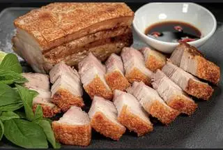 Hình ảnh Cơm thịt heo quay giòn + gà rang + đậu sốt cà chua