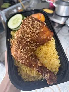 Hình ảnh cơm gà xối mỡ mắm tỏi đùi góc tư khổng lồ tặng kèm trà tắc