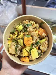 Hình ảnh Chân gà sốt Thái phần lớn