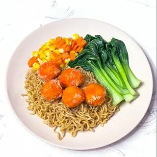 Hình ảnh Mì trộn cá viên sốt mayo