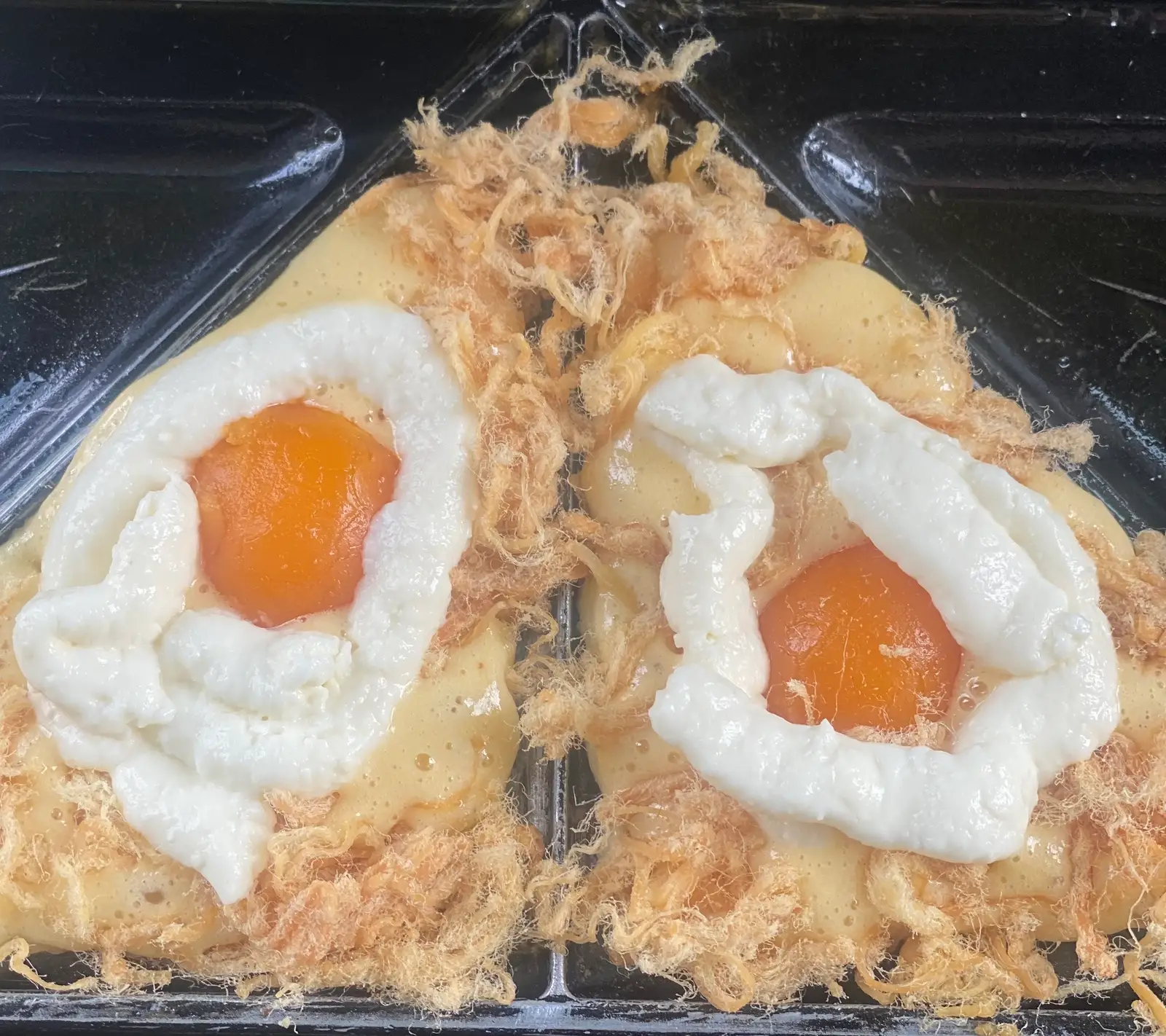 Hình ảnh Hotdog phô mai chà bông/trứng muối 2 cái 