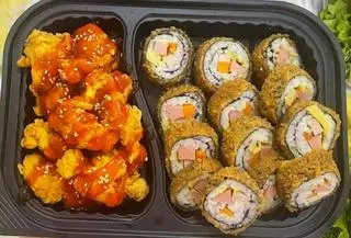 Hình ảnh kimbap chiên +gà viên sốt cay