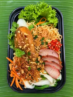 Hình ảnh Mì trộn đùi gà - xá xíu
