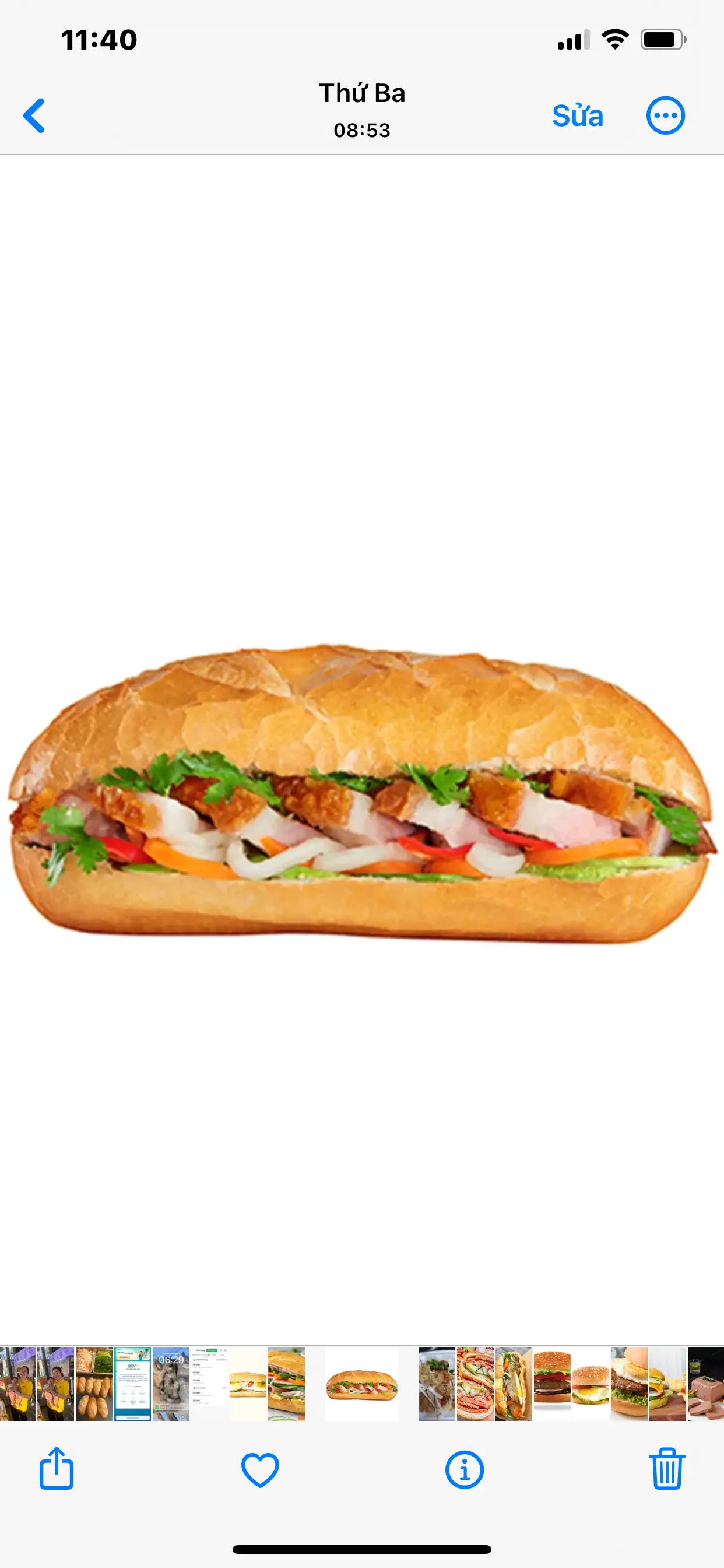 Hình ảnh Bánh mì heo quay đặc biệt