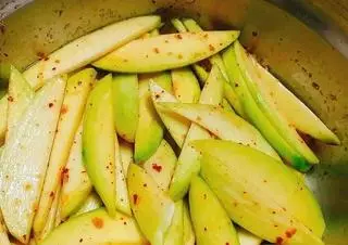 Hình ảnh Xoài lắc thần thánh lớn 600g
