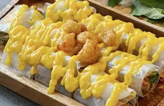 Hình ảnh Bánh tráng cuốn lòng đào sốt muối béo