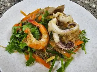 Hình ảnh Miến xào hải sản( hoặc tôm, bò, mực, thập cẩm)